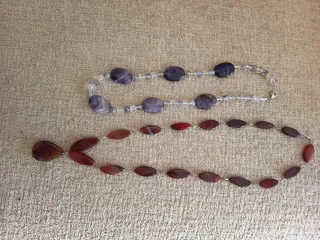 Collares de piedras naturales moradas y marrón 