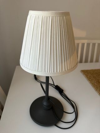 Lámpara de mesa IKEA gris y blanca