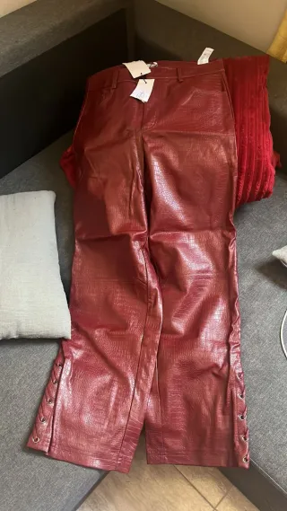 Pantalones Stradivarius efecto piel rojo