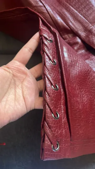 Pantalones Stradivarius efecto piel rojo