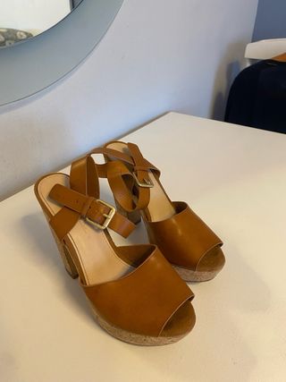 Tacones marrones con plataforma