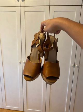 Tacones marrones con plataforma