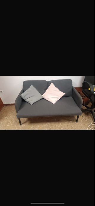 Sofá de 2 plazas gris con cojines