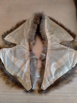 Collo di pelliccia marrone, arancione e grigio