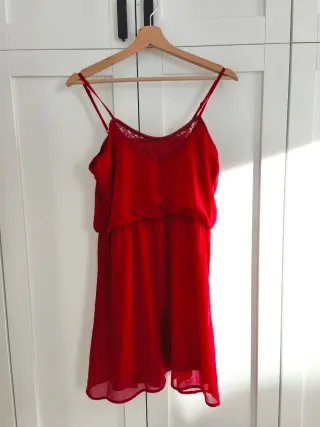 Vestido corto rojo con encaje