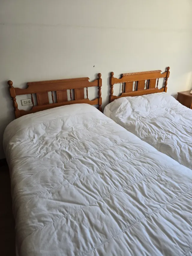 2 Camas Gemelas 1.20 Madera y 2 mesillas a juego.