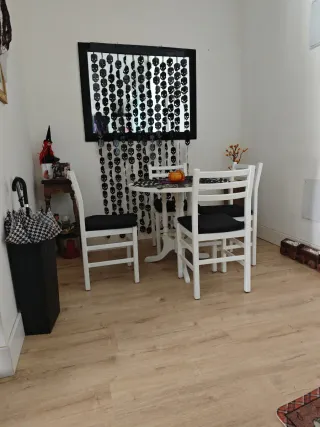 Mesa redonda de madera con 4 sillas