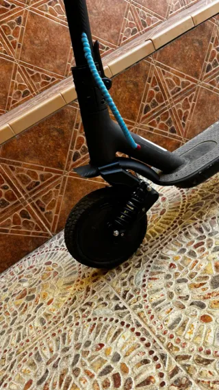 Motor y amortiguador para patinete