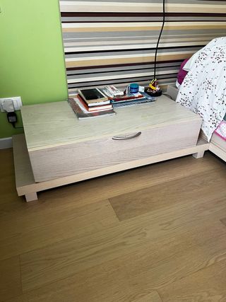 Comodino in legno beige e marrone