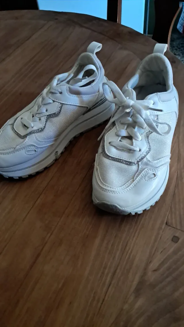 Zapatillas Blancas y Plateadas Talla 36.