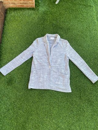 Chaqueta gris y blanca