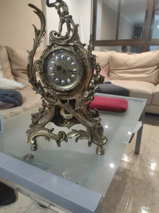 Reloj de sobremesa antiguo decorativo