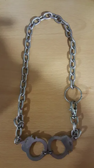 Cadena con esposas y llavero