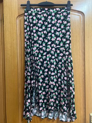 Falda midi floral negra y rosa