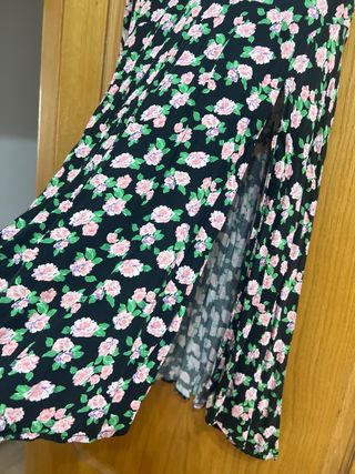 Falda midi floral negra y rosa