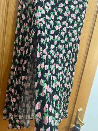 Falda midi floral negra y rosa
