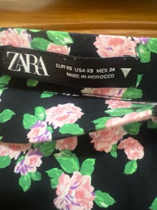 Falda midi floral negra y rosa