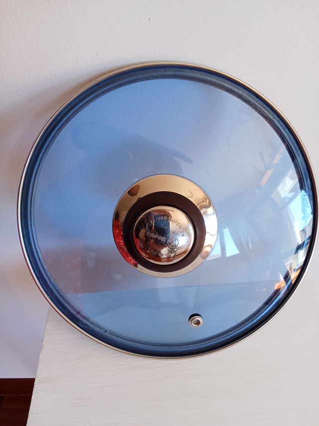 Tapa para olla, de vidrio con borde de acero. 21