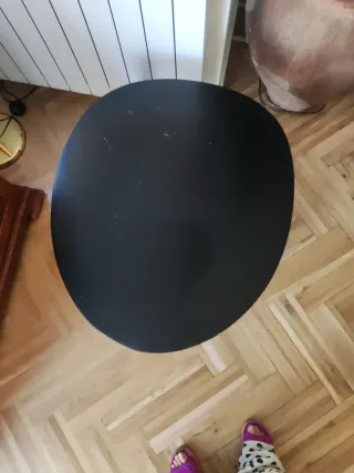 Mesa auxiliar negra patas doradas