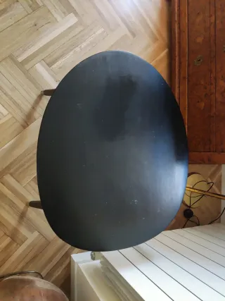 Mesa auxiliar negra patas doradas
