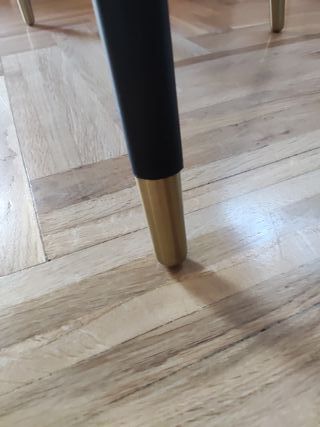 Mesa auxiliar negra patas doradas