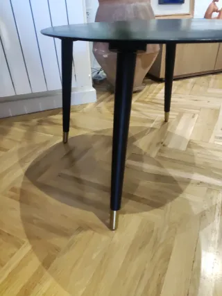 Mesa auxiliar negra patas doradas