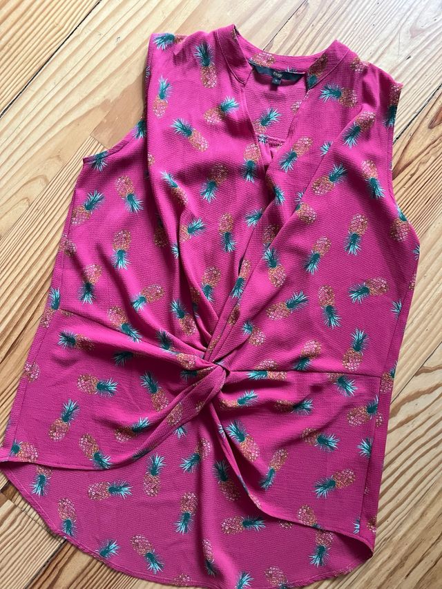 Blusa rosa fucsia con estampado de piñas