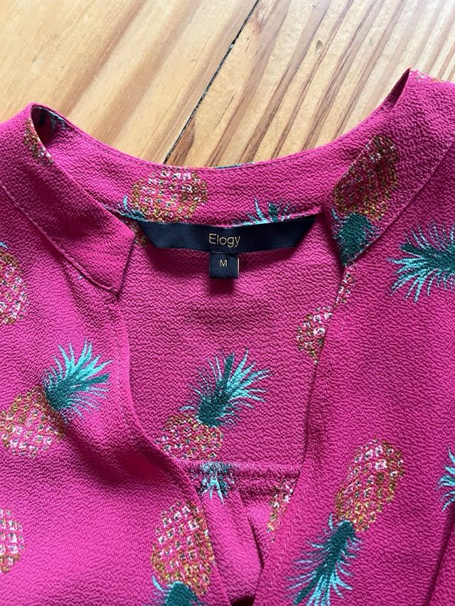 Blusa rosa fucsia con estampado de piñas