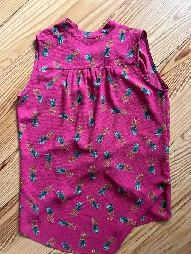 Blusa rosa fucsia con estampado de piñas