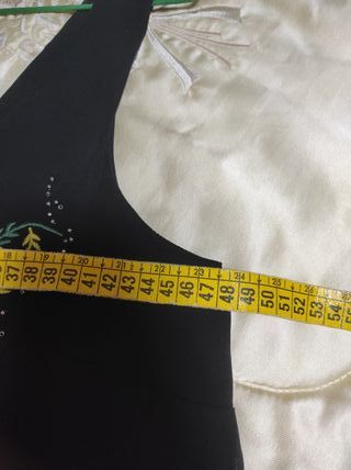BLUSA NEGRA DETALLES FLORES BORDADAS