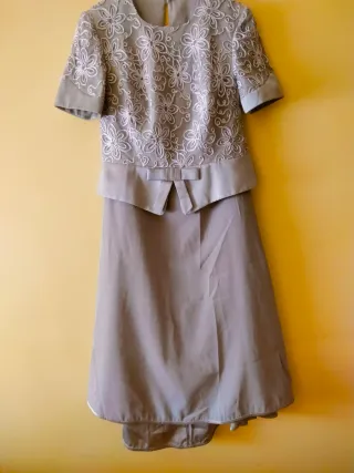 Vestido de ceremonia gris bordado pequeña cola