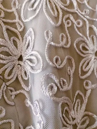 Vestido de ceremonia gris bordado pequeña cola