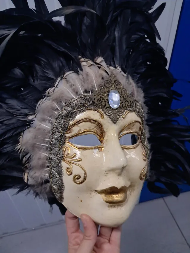 Máscara Veneciana Negra y Dorada