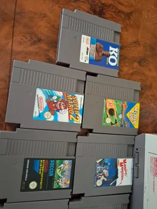 Nintendo Entertainment System con mandos y juegos