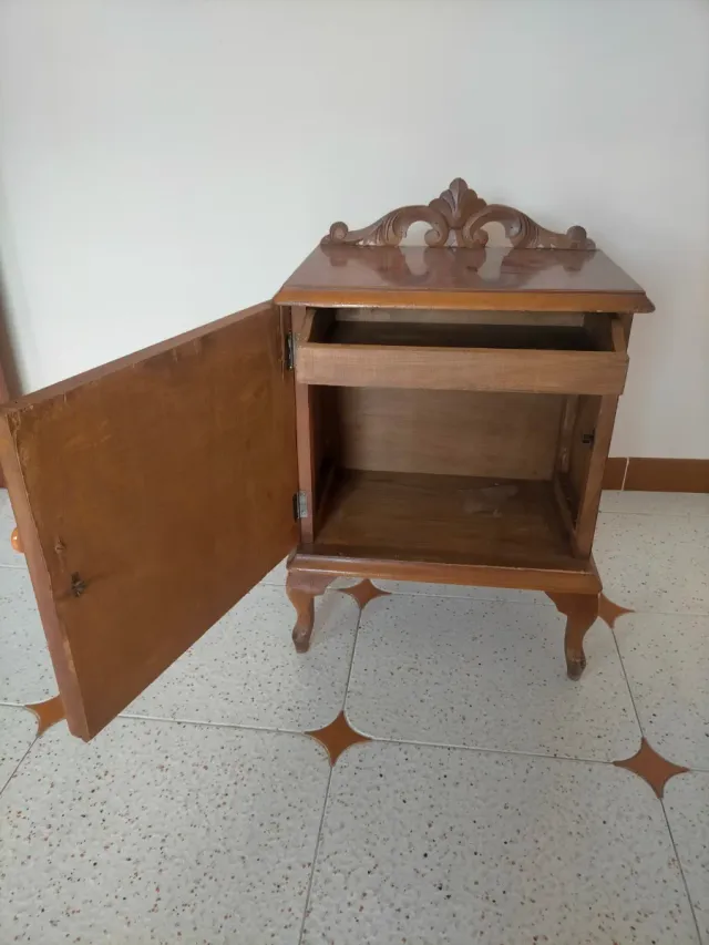 Mesita de noche antigua de madera