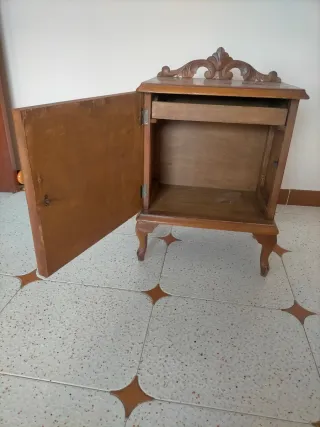 Mesita de noche antigua de madera
