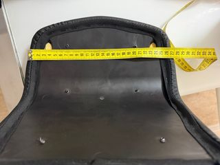 Respaldo baúl negro con costuras rojas