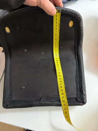 Respaldo baúl negro con costuras rojas