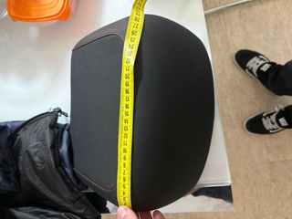 Respaldo baúl negro con costuras rojas