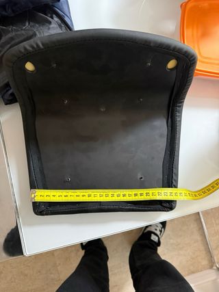 Respaldo baúl negro con costuras rojas