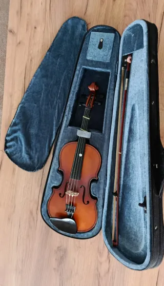 Violín 3/4 con arco y estuche.