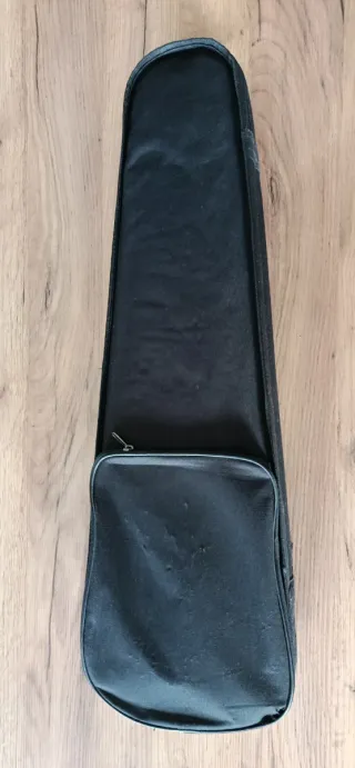 Violín 3/4 con arco y estuche.