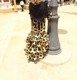 Traje de flamenca lunares dorado y negro