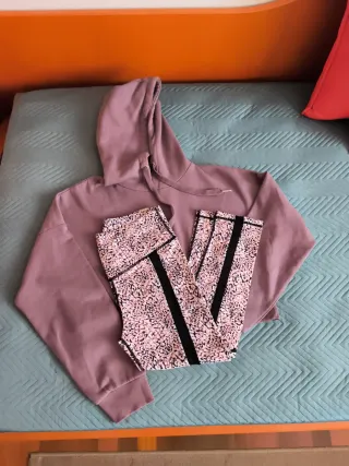 Conjunto deportivo chica morado y estampado