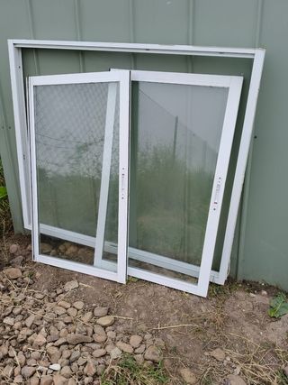 Se busca Ventana Blanca 125 x 155 aprox