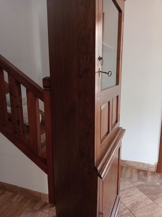 Mueble vitrina de madera y cristal