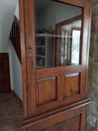 Mueble vitrina de madera y cristal