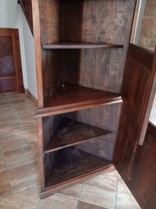 Mueble vitrina de madera y cristal