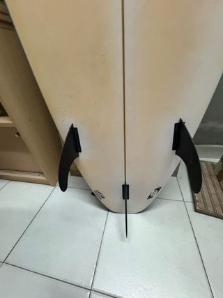Tabla de surf azul y blanca