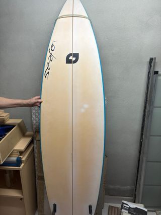 Tabla de surf azul y blanca